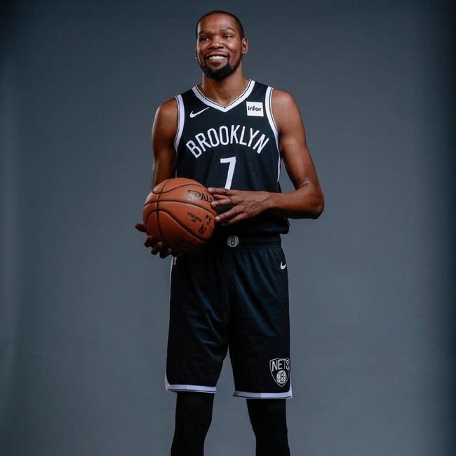 曼联卖齐尔克泽计划曝光，罗马欲打包他和桑乔！夏窗可5000万签塞门约（曝曼联拟出售齐尔克泽，罗马盼打包他与桑乔；今夏5000万可签塞门约）